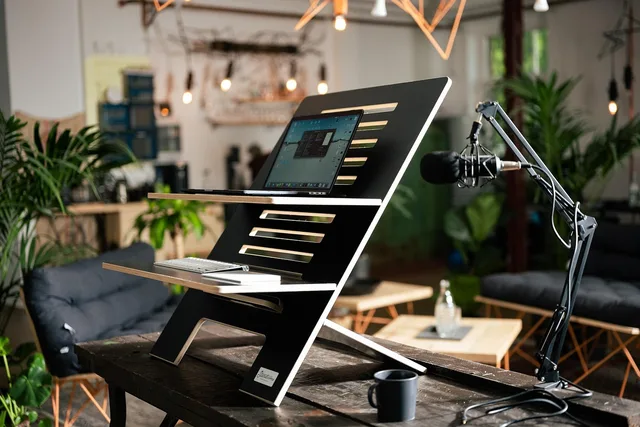 ufficio a casa, scrivania in piedi, interior design, meeting online, arredamento, mal di schiena, conferenza, zoom incontro, posto di lavoro, scrivania, attrezzatura per l'home office, inverno. Contratti di telefonia aziendale: clausole da controllare