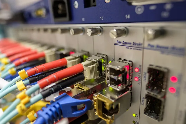 fiber optic, light waveguide, glass fiber, network, edp, plug, patch cord, data cable, ethernet, lan, switch, router, hardware, data, dsl, internet, web, connection, connected, fiber optic, fiber optic, fiber optic, fiber optic, fiber optic, ethernet, router. Fibra e FWA per le imprese: criteri per confrontare copertura e prestazioni