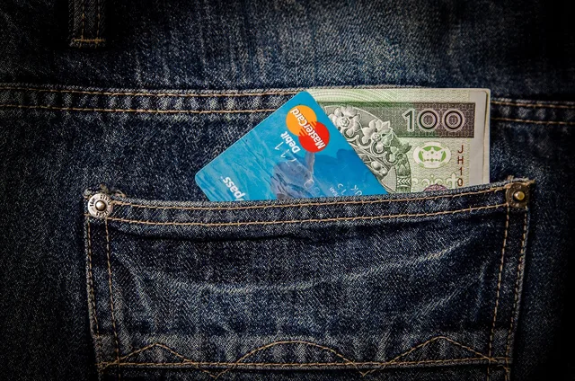 soldi, carta, tasca, concetto, idea, paghetta, tasca dei jeans, tasca in denim, carta di credito, carta di debito, denaro contante, visto, mastercard, shopping, acquistare, soldi, soldi, soldi, soldi, soldi, shopping, shopping, shopping, shopping. Incassi e pagamenti per le imprese: strumenti, costi e obblighi